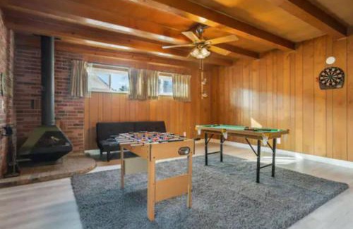 Panorama City House | Wakefield Cozy Stay foosball FirePit Hammock