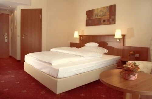 Schloß Neuhaus Hotel | Waldhotel Nachtigall