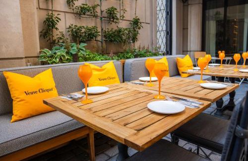 Rush and Division Hotel | Waldorf Astoria Chicago