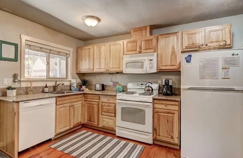 Al Tahoe House | Walk 2 Lake & Beaches Dining Shopping from your LakeHouse