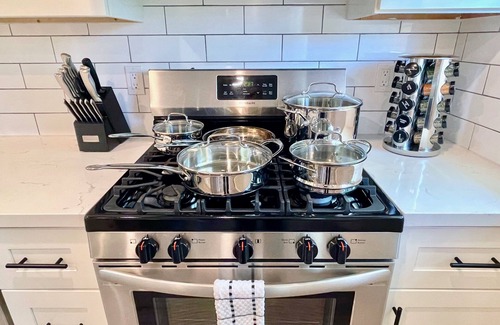 Walnut Creek Apartment | Walk Downtown Work Here Fast WiFi Parking King Bed New Kitchen