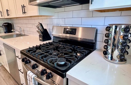 Walnut Creek Apartment | Walk Downtown Work Here Fast WiFi Parking King Bed New Kitchen