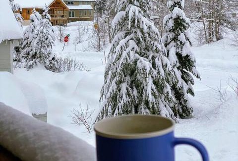 Hyak Ski Chalet | Walk-In Skiing/Tubing Across at Summit East