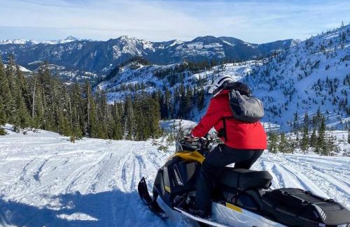 Hyak Ski Chalet | Walk-In Skiing/Tubing Across at Summit East