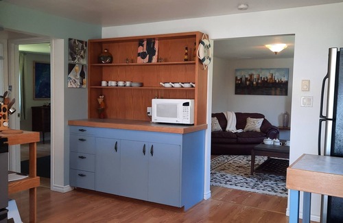 Brew Bay House | Walk-out Waterfront Cottage with convenient Private setting