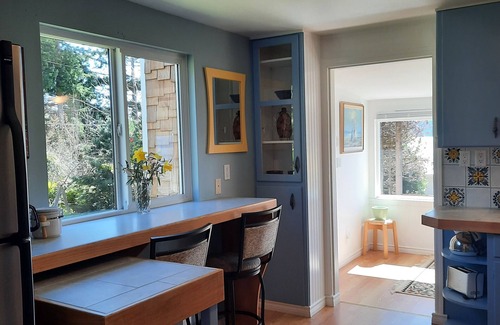 Brew Bay House | Walk-out Waterfront Cottage with convenient Private setting