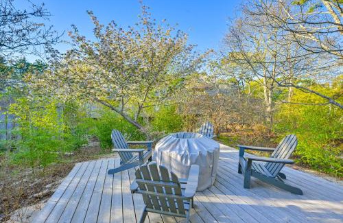 Beach Hampton House | Walk to Amagansett Beach Cottage with Deck!