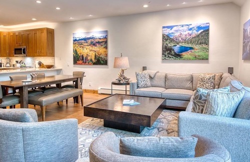 Edwards House | Walk to Arrow Bahn Express | Icegrass Chalet