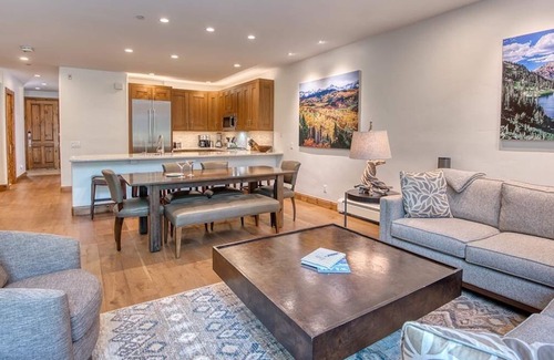 Edwards House | Walk to Arrow Bahn Express | Icegrass Chalet