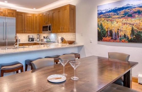 Edwards House | Walk to Arrow Bahn Express | Icegrass Chalet