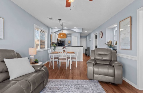 Cherry Grove Beach Condo | Walk to Beach + Pool -Family-Friendly- Sleeps 6