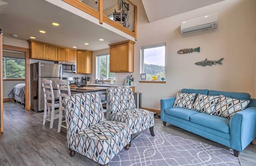 Yachats House | Walk to Beach! Chic Yachats Gem w/Private Balcony