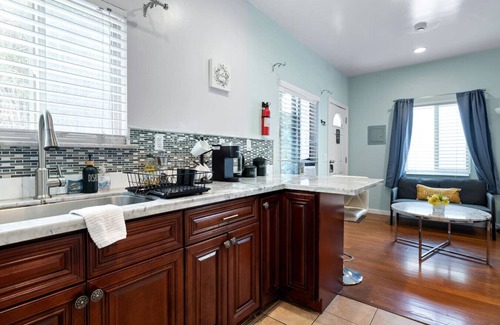 Alamitos Beach Apartment | Walk to Beach & Downtown | 30 Min to Disneyland