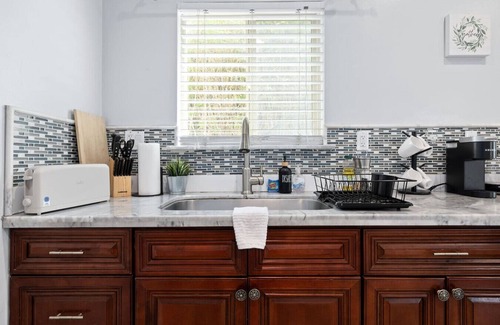 Alamitos Beach Apartment | Walk to Beach & Downtown | 30 Min to Disneyland