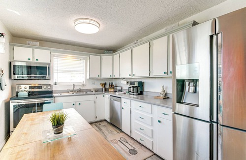Galveston House | Walk to Beach: Galveston Family Getaway w/Patio