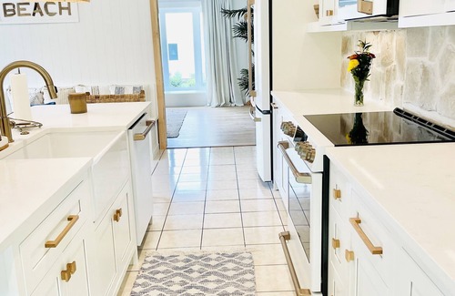 Gloucester House | WALK TO BEACH! Great Location! Booking 2026! Close to Salem! Message for Oct!
