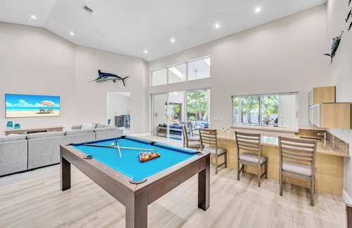 Harbor Beach House | Walk to beach/Heated Pool/Ample residence/Marlin Key
