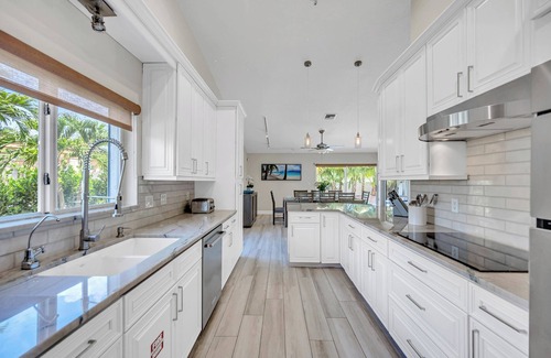 Harbor Beach House | Walk to beach/Heated Pool/Ample residence/Marlin Key