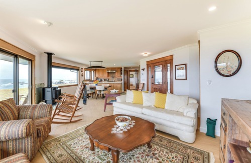 Caspar House | Walk to Beach: Luxury Oceanfront Escape in Caspar