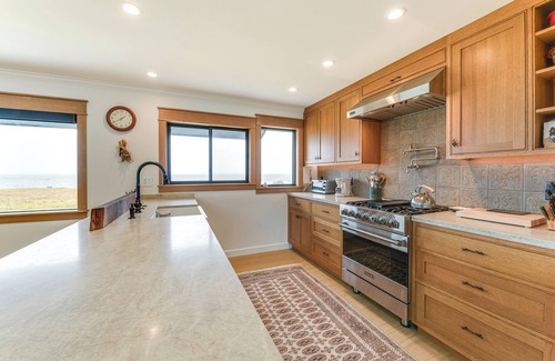 Caspar House | Walk to Beach: Luxury Oceanfront Escape in Caspar
