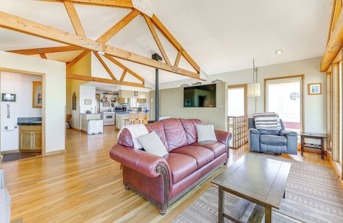 Roads End House | Walk to Beach: Oregon Coast Escape w/Hot Tub!