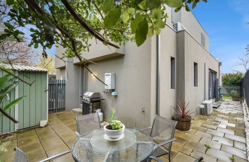 Williamstown Apartment | Walk to beach. Pet Friendly. Parking. WiFi