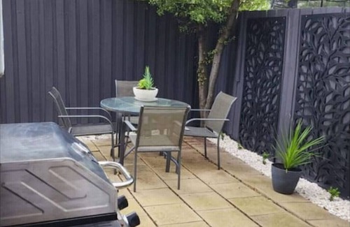 Williamstown Apartment | Walk to beach. Pet Friendly. Parking. WiFi