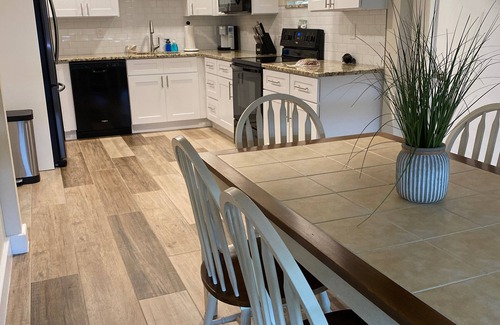 Largo House | Walk to Beach, restaurants and shops “The In-Between”