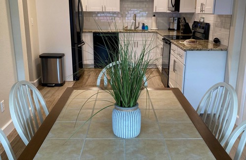 Largo House | Walk to Beach, restaurants and shops “The In-Between”