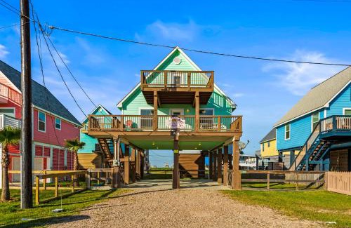 Surfside Beach House | Walk to Beach, Sunset Bay Views, Pet Friendly - Sea Me Relaxin