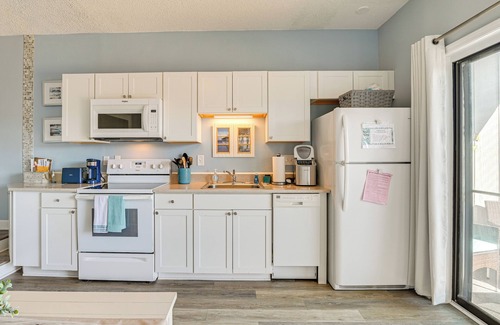 Garden City Condo | Walk to Beach: Top-Floor Condo in Murrells Inlet