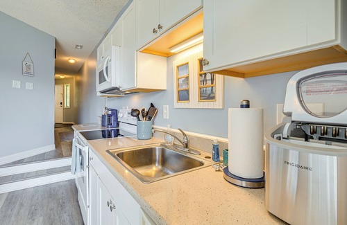Garden City Condo | Walk to Beach: Top-Floor Condo in Murrells Inlet