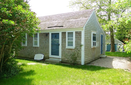 Orleans House | Walk to Crystal Lake; private Pickleball, Tennis Court; Basketball Hoop