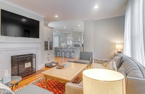 Belmont Historic District House | Walk to Dining & Shops: Historic Belmont Home