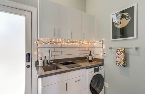 Lawton Park House | Walk to Discovery Park: Bright Studio in Magnolia