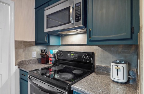 Blowing Rock Condo | Walk to Downtown Blowing Rock - Pet Friendly with 2 Primary Bedrooms