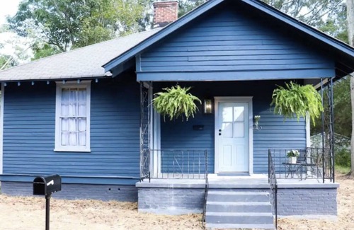 Monroe House | Walk to Downtown Monroe- The Blue Daisy Cottage