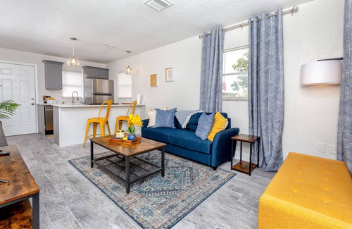 New Port Richey House | Walk to dwnt/7min to beach/king bed/Free parking