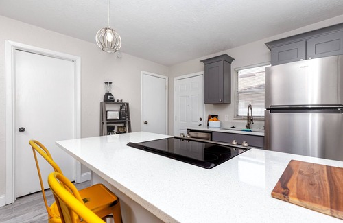 New Port Richey House | Walk to dwnt/7min to beach/king bed/Free parking
