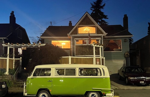 Phinney Ridge House | Walk to EVERYTHING! Nextdoor to great restaurants and bars, close to the zoo