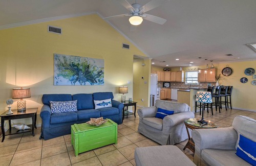 Pirates Beach House | Walk to Galveston Beach: Pet-Friendly Home