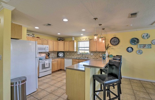 Pirates Beach House | Walk to Galveston Beach: Pet-Friendly Home