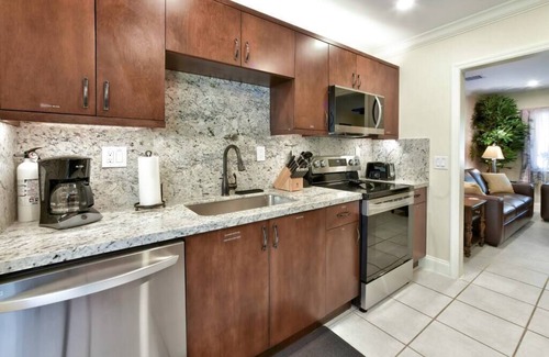 Wilton Manors Apartment | Walk to GAY Wilton Drive, Pool, 2 King Beds, Kitchen, Living Room, WiFi, #2124