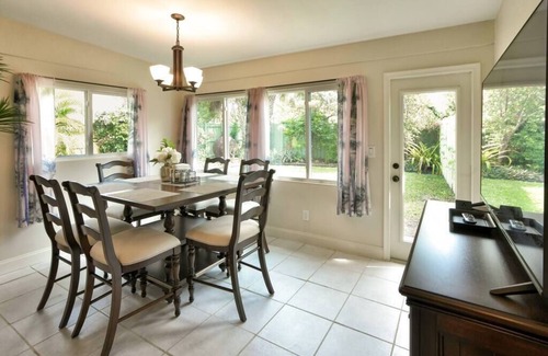 Wilton Manors Apartment | Walk to GAY Wilton Drive, Pool, 2 King Beds, Kitchen, Living Room, WiFi, #2124