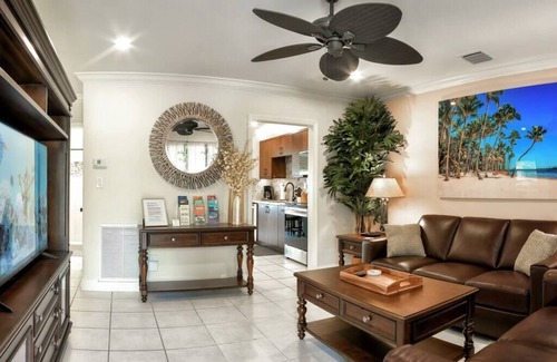 Wilton Manors Apartment | Walk to GAY Wilton Drive, Pool, 2 King Beds, Kitchen, Living Room, WiFi, #2124