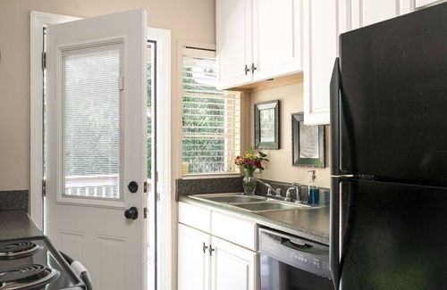 Aiken House | Walk to golf course & downtown Aiken from perfect 1B1B with king bed & sofa bed