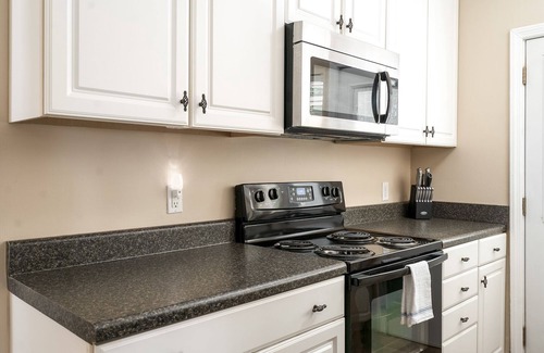 Aiken House | Walk to golf course & downtown Aiken from perfect 1B1B with king bed & sofa bed