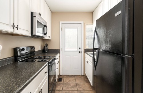 Aiken House | Walk to golf course & downtown Aiken from perfect 1B1B with king bed & sofa bed