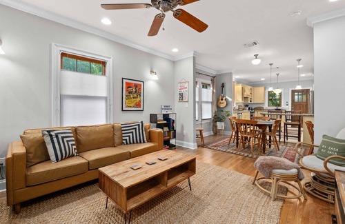 Bouldin House | * Walk to it all ~ Adorable Historic Bungalow *