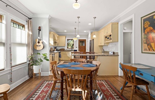 Bouldin House | * Walk to it all ~ Adorable Historic Bungalow *